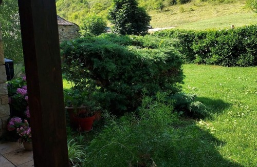 Espalion Apartment | Apartment with garden, located at the entrance to Espalion.