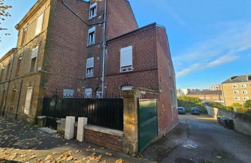 Charleville-Mezieres Apartment | Appart budget avec parking au centre-ville