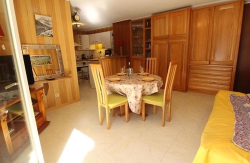 Bagneres-de-Luchon Apartment | Appart. central 6/7 pers. à Bagnères-de-Luchon avec parking et animaux admis - FR-1-313-171