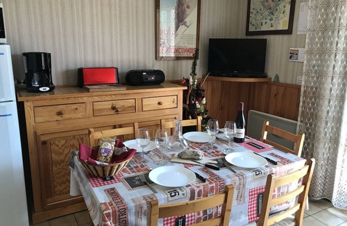 Montgenevre Apartment | Appart. Quiet 2P, south-facing balcony and box, 6 kms from Briançon and Montgenèvre,