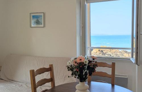 Planguenoual Apartment | Appart vue mer-au pied du chemin de randonnée " Bassan"