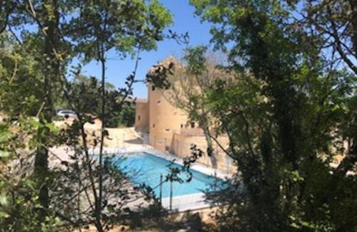 Lussan Apartment | Appartement 2ème étage 4 personnes dans Château avec piscine collective
