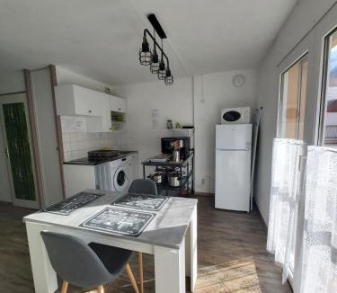 Esquieze-Sere Apartment | Appartement 2pers, superbe vue montagne, exposé sud, Résidence très calme, parking, 5mns à pied du centre