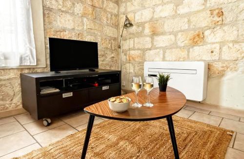 Aigues-Mortes Medieval City Apartment | Appartement au pied des remparts, 4P, Clim, Centre