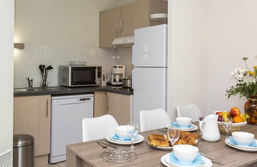Le Tronchet Condo | Appartement Cosy Equipée | Accès Piscine