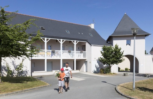 Le Tronchet Condo | Appartement Cosy Equipée | Accès Piscine