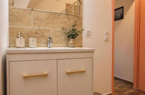 Remoulins Apartment | Appartement cosy rénové – Pont du Gard, centre
