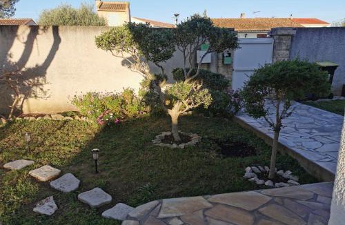 Marguerittes Apartment | Appartement dans villa avec jardin et piscine privée 4 personnes