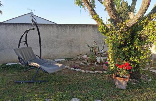 Marguerittes Apartment | Appartement dans villa avec jardin et piscine privée 4 personnes