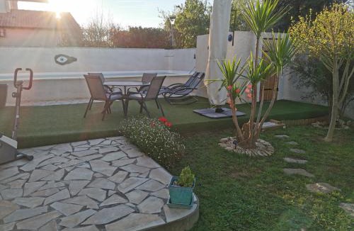 Marguerittes Apartment | Appartement dans villa avec jardin et piscine privée 4 personnes