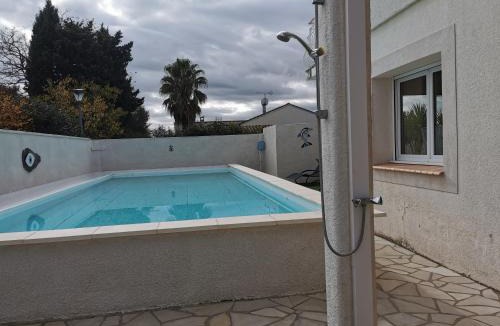 Marguerittes Apartment | Appartement dans villa avec jardin et piscine privée 4 personnes