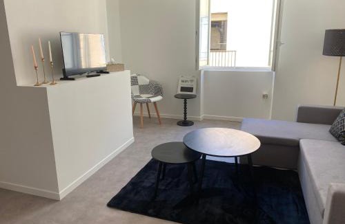Mirande Apartment | Appartement entier plein centre MIRANDE