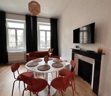 Charleville-Mezieres Apartment | Appartement Luna 8p Vue Hôtel de Ville Charleville