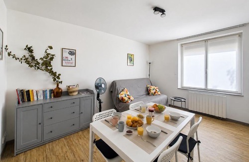 Charleville-Mezieres Apartment | Appartement 4 Pers animaux admis frais en suppléments cour et parking gratuit