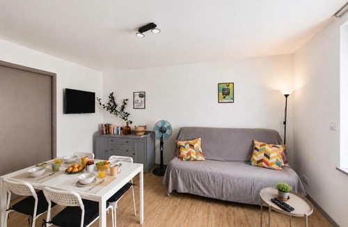 Charleville-Mezieres Apartment | Appartement 4 Pers animaux admis frais en suppléments cour et parking gratuit
