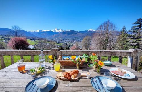 Bagneres-de-Bigorre Apartment | Appartement indépendant dans une charmante maison d'hôtes de vacances - HI PYRENEES - Jardin privé de 4000 m2 face au Pic du Midi