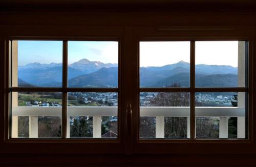 Bagneres-de-Bigorre Apartment | Appartement indépendant dans une charmante maison d'hôtes de vacances - HI PYRENEES - Jardin privé de 4000 m2 face au Pic du Midi