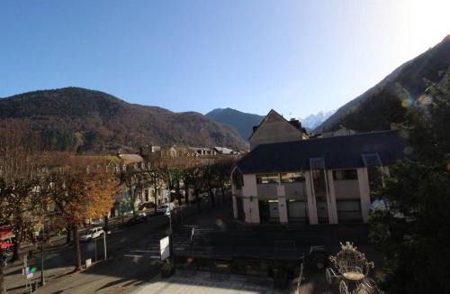 Bagneres-de-Luchon Apartment | Appartement T3 cosy centre-ville avec parking et animaux admis - FR-1-313-228
