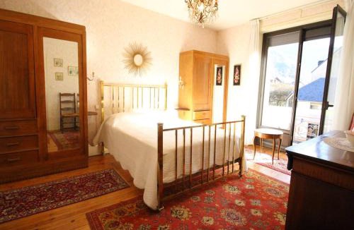 Bagneres-de-Luchon Apartment | Appartement T3 cosy centre-ville avec parking et animaux admis - FR-1-313-228