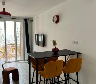 La Villette Apartment | Appartement T3 Traversant 53m2 Marseille vue mer