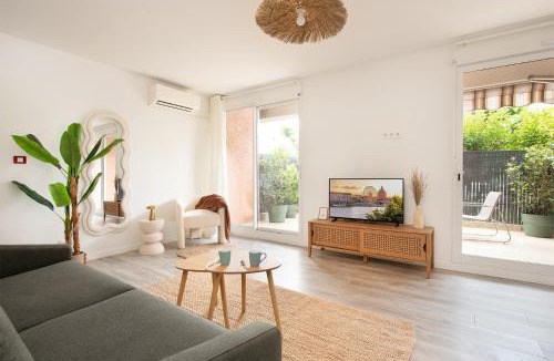 Blagnac Apartment | Appartement with terrace, AC - climatisation- parking- Blagnac, 5min Airport & AIRBUS