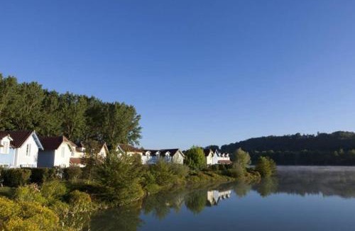 Marciac Apartment | Appt HAMEAU DU LAC (apt 142) avec piscine et vue sur le lac