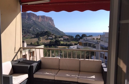 Cassis Apartment | Apt 2 bedrooms air-conditioned Cassis. Terrace with sea view, Parking. Beach village on foot
