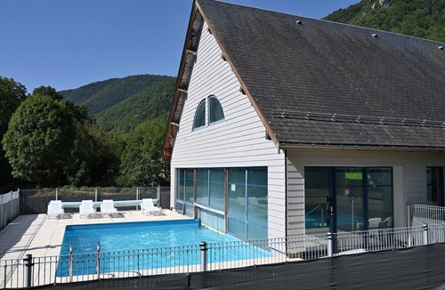 Arreau Apartment | 'Arreau'xygène Duplex Apartment for 7-9 Guests with Mountain View, Shared Pool, and Wi-Fi