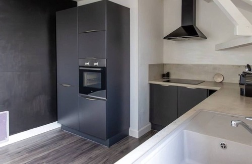 Sainte-Savine Apartment | Artists' Loft
