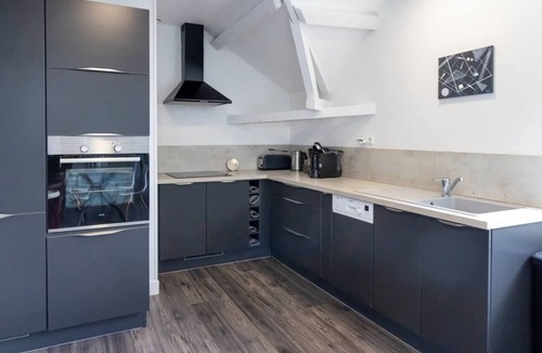 Sainte-Savine Apartment | Artists' Loft