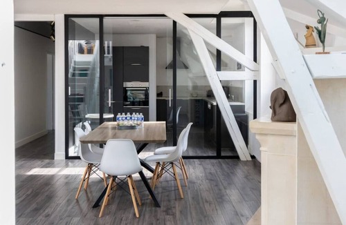 Sainte-Savine Apartment | Artists' Loft