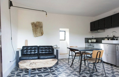 Belvezet Apartment | Artists retreat in historic Belvézet farmhouse