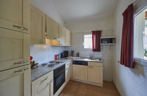 Mauroux House | Attractive bungalow with a terrace on a hill in the Dordogne