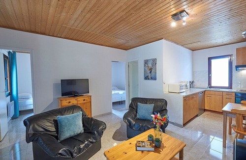 Mauroux House | Attractive bungalow with a terrace on a hill in the Dordogne