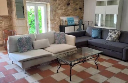 Sainte-Croix-Du-Mont House | Atypical stone house