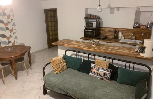 Remoulins Apartment | Au cœur du village - Wifi & Clim