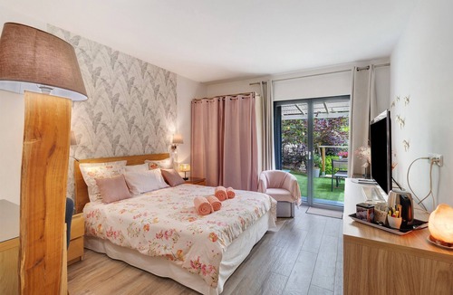 Les Eyzies Bed & Breakfast | “Au Cerf Blanc Suite Parentale” Guest Room with Mountain View, Wi-Fi and Air Conditioning