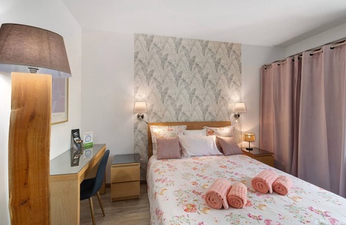 Les Eyzies Bed & Breakfast | “Au Cerf Blanc Suite Parentale” Guest Room with Mountain View, Wi-Fi and Air Conditioning