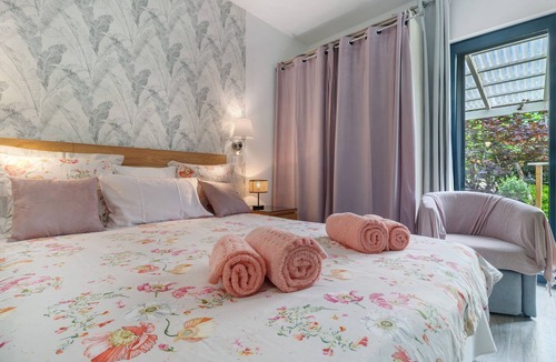Les Eyzies Bed & Breakfast | “Au Cerf Blanc Suite Parentale” Guest Room with Mountain View, Wi-Fi and Air Conditioning