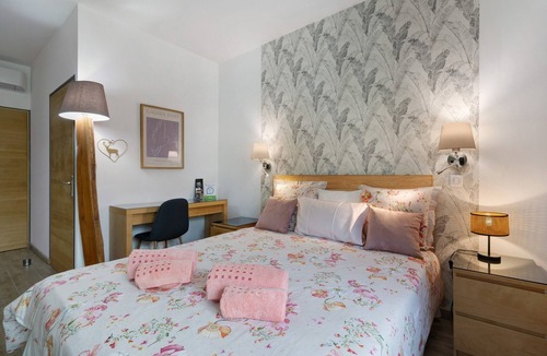 Les Eyzies Bed & Breakfast | “Au Cerf Blanc Suite Parentale” Guest Room with Mountain View, Wi-Fi and Air Conditioning