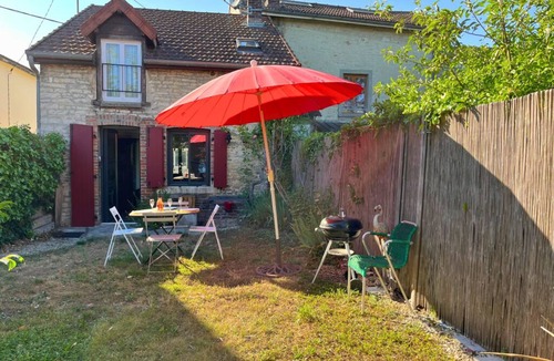 Bayel House | Authentic stone house with garden in Bayel