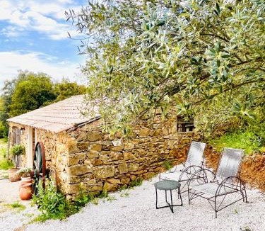 Le Beausset Bed & Breakfast | Authentique bergerie en pierre avec jacuzzi privé piscine et massages La grange des amoureux