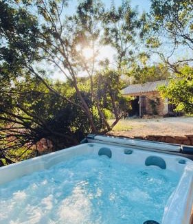 Le Beausset Bed & Breakfast | Authentique bergerie en pierre avec jacuzzi privé piscine et massages La grange des amoureux