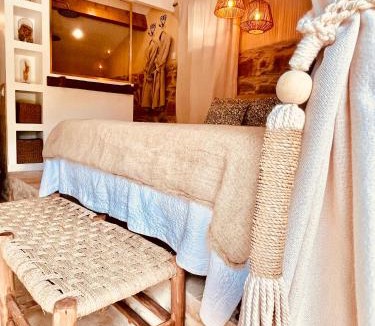 Le Beausset Bed & Breakfast | Authentique bergerie en pierre avec jacuzzi privé piscine et massages La grange des amoureux