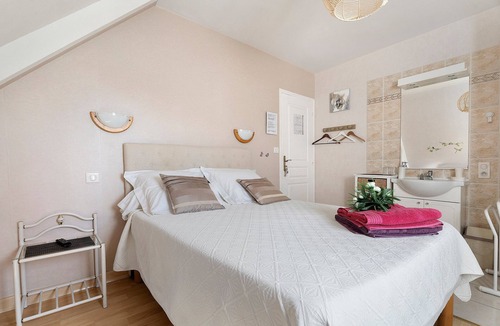 Saint-Meloir-des-Ondes Bed & Breakfast | B&B “La Doris” 200 m from the Beach