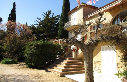 Bandol Apartment | BANDOL- Nice apartment - CLIM - 80 m from the SEA- 4 pers- 10 min walk from the center