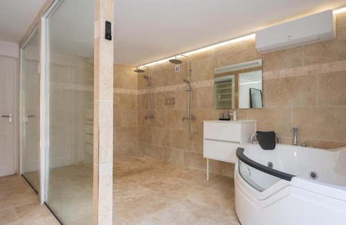 Le Beausset Apartment | Bas de villa piscine balnéo cheminée sauna