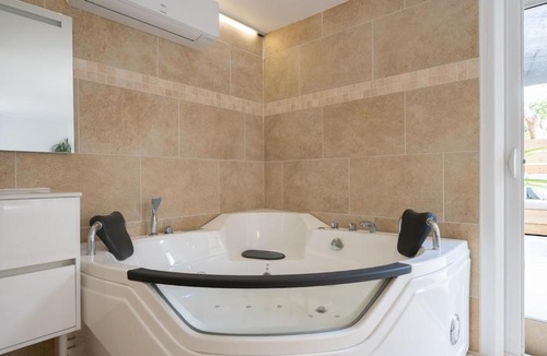 Le Beausset Apartment | Bas de villa piscine balnéo cheminée sauna