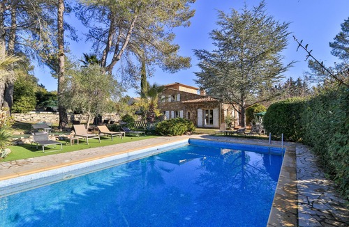 Bagnols-en-Foret House | Bastide en Pierres, Piscine, Jeux de Pétanque, Parking Privé, Portail Électrique
