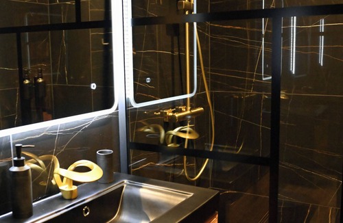 Verdun Apartment | Batroom - Batman Suite - Spa & Cinema Room